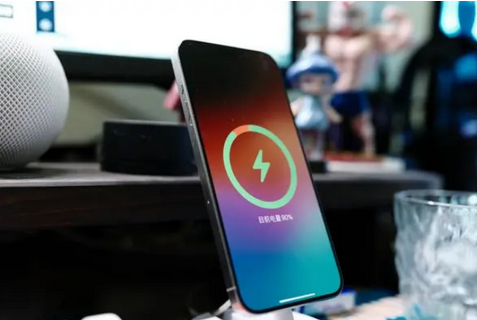 阳山苹果15换屏服务分享用什么充电器给iPhone15充电更好 